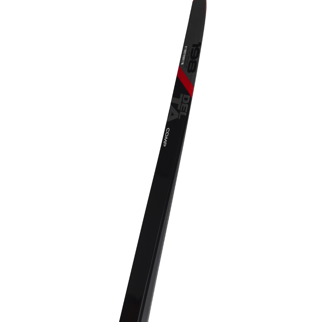 SKI DE FOND ROSSIGNOL DELTA COMP R-SKIN MEDIUM UNISEXe vu des skis de couleur gris, noir et rouge en gros plan sur la queue
