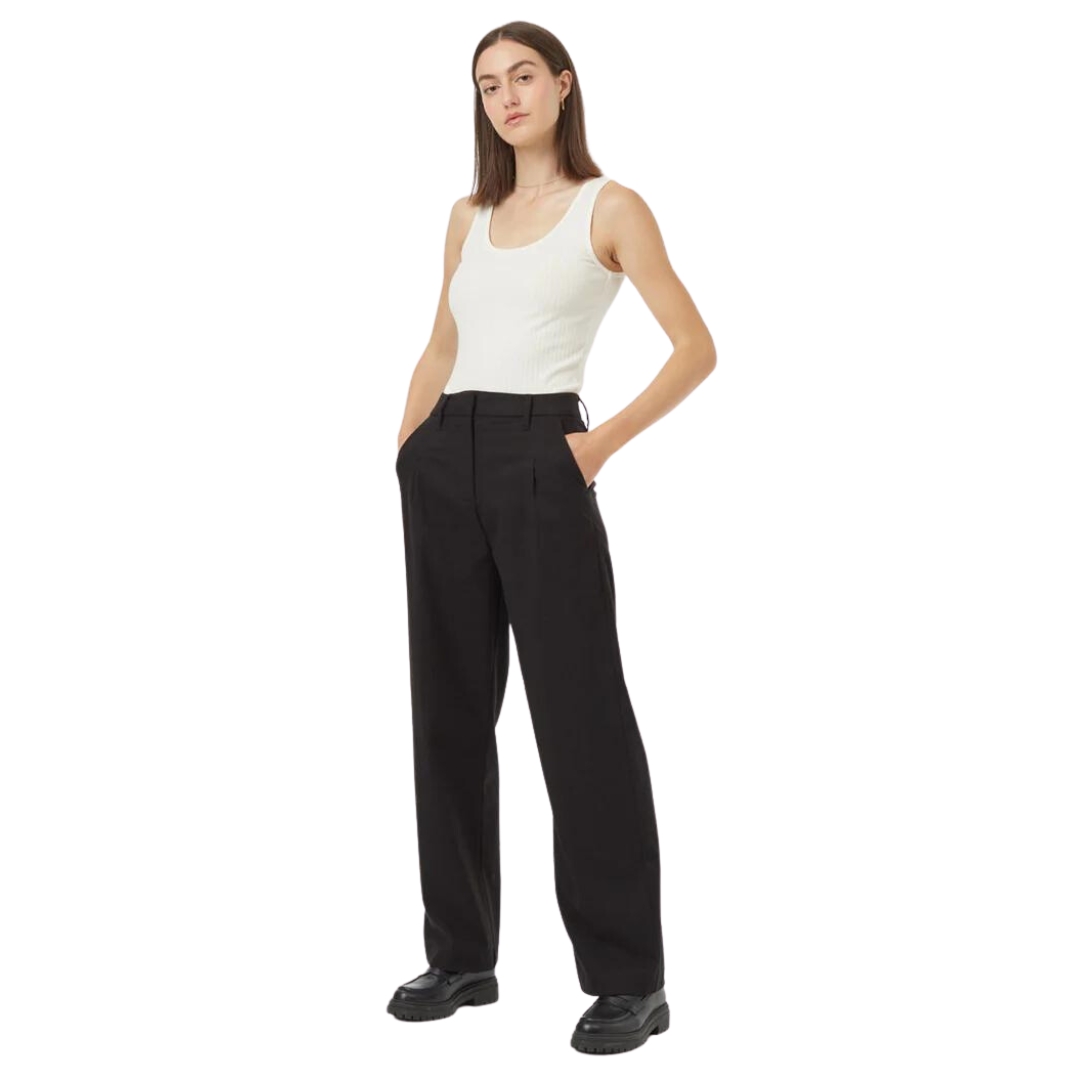PANTALON TENTREE ECOTWILL DOUX PLISSÉ EN SERGÉ POUR FEMME COULEUR METEORITE BLACK VU DU PANTALON NOIR PORTÉ PAR UNE FEMME VUE DE LA TÊTE AUX PIEDS DE FACE