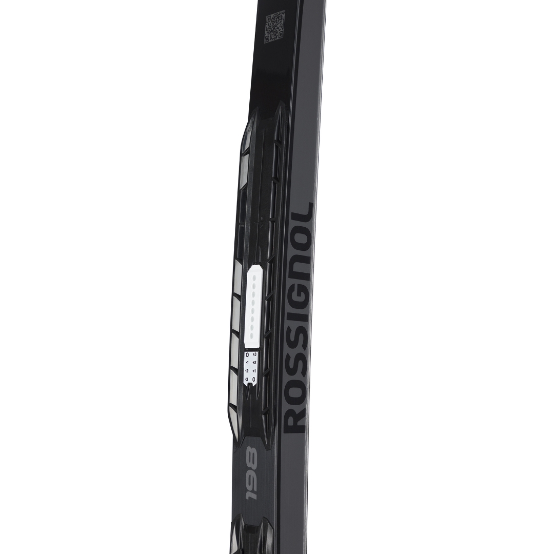 SKI DE FOND ROSSIGNOL DELTA COMP R-SKIN MEDIUM UNISEXe vu des skis de couleur gris, noir et rouge en gros plan sur la plaque