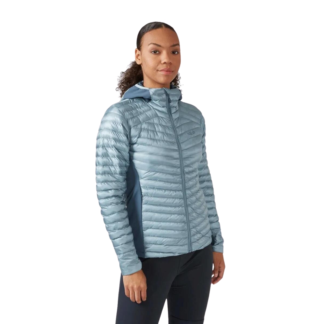 MANTEAU ISOLÉ À CAPUCHON RAB CIRRUS FLEX 2.0 POUR FEMME COULEUR CITADEL VU DU MANTEAU MATELASSÉ BLEU CIEL PORTÉ PAR UNE FEMME VUE DE LA TÊTE AUX CUISSES DE FACE