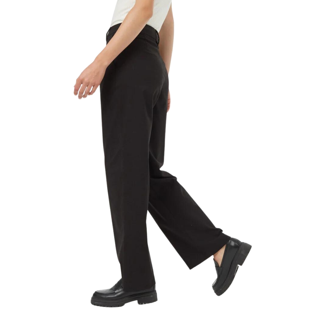 PANTALON TENTREE ECOTWILL DOUX PLISSÉ EN SERGÉ POUR FEMME COULEUR METEORITE BLACK VU DU PANTALON NOIR PORTÉ PAR UNE FEMME VUE DE LA TAILLE AUX PIEDS DE PROFIL GAUCHE