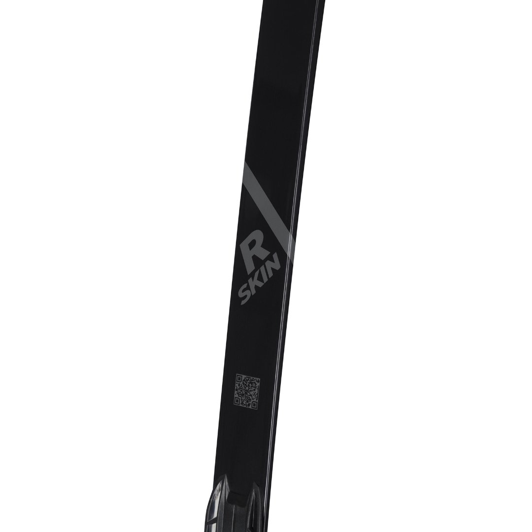 SKI DE FOND ROSSIGNOL DELTA COMP R-SKIN MEDIUM UNISEXe vu des skis de couleur gris, noir et rouge en gros plan sur le centre