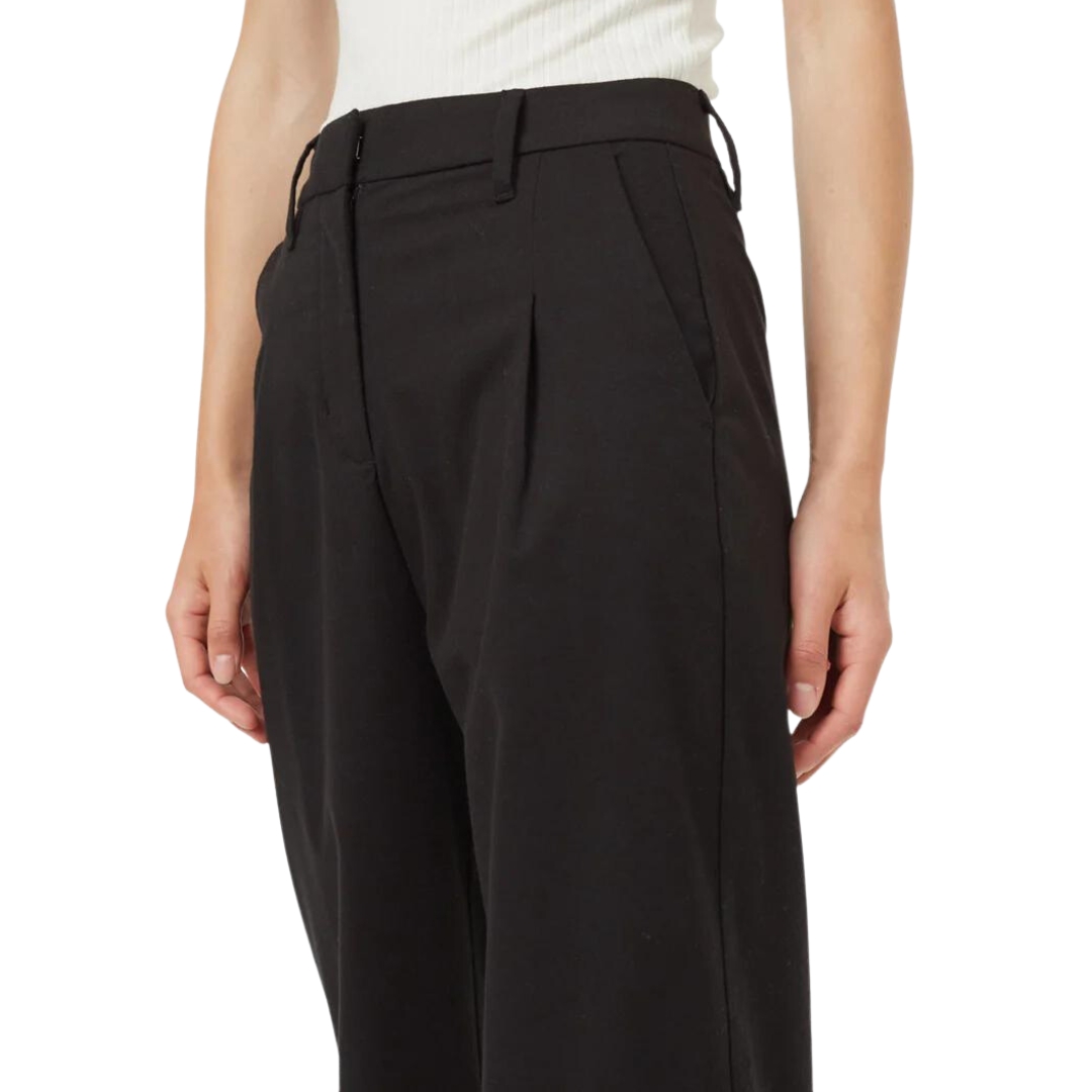 PANTALON TENTREE ECOTWILL DOUX PLISSÉ EN SERGÉ POUR FEMME COULEUR METEORITE BLACK VU DU PANTALON NOIR PORTÉ PAR UNE FEMME VUE EN GROS PLAN SUR LE HAUT DU PANTALON DE FACE