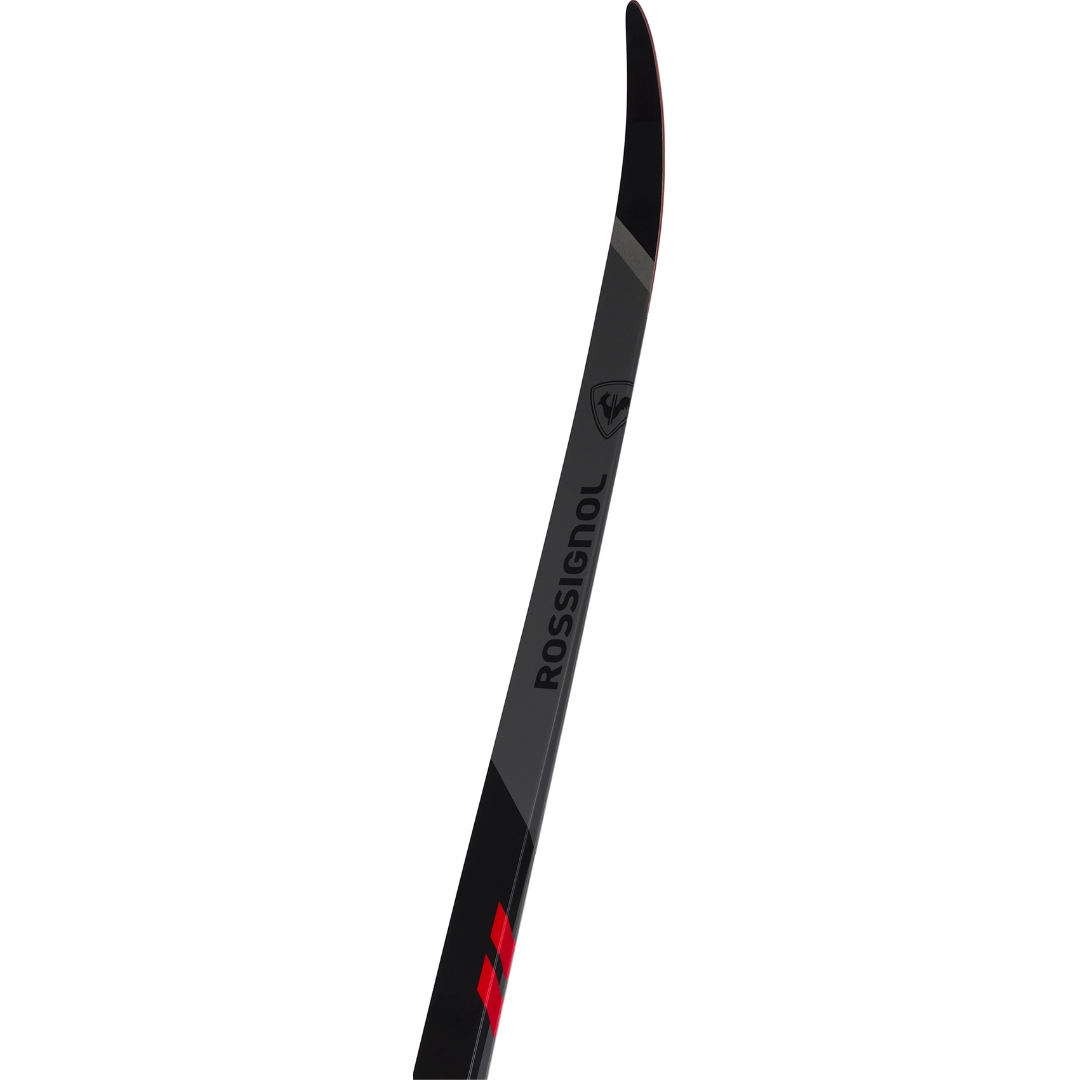 SKI DE FOND ROSSIGNOL DELTA COMP R-SKIN MEDIUM UNISEXe vu des skis de couleur gris, noir et rouge en gros plan sur la spatule