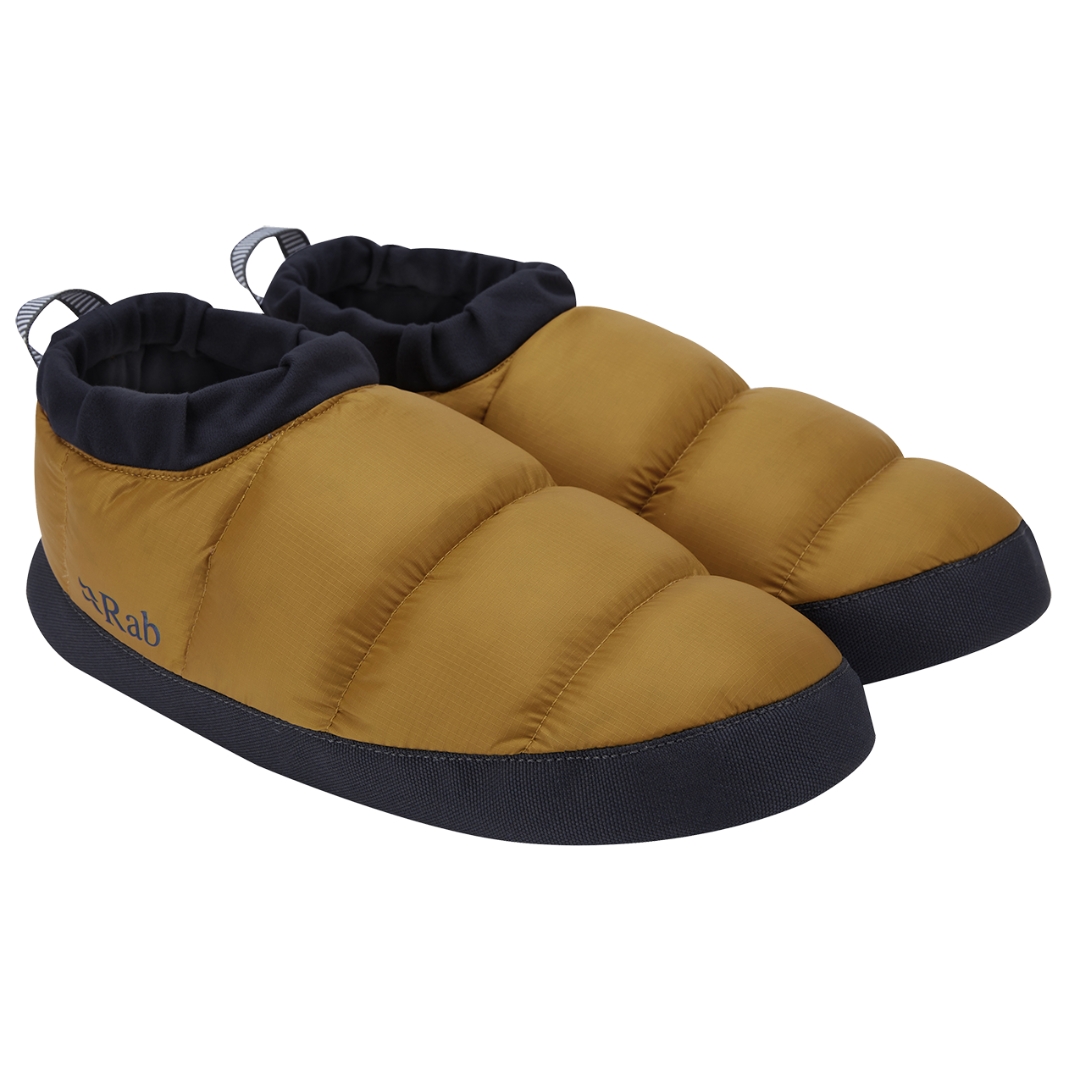 CHAUSSON DE BIVOUAC RAB DOWN HUT UNISEXE ADULTE COULEUR DARK BUTTERNUT VU DES CHAUSSON BAS DE COULEUR JAUNE OCRE DE PROFIL AVANT DROIT