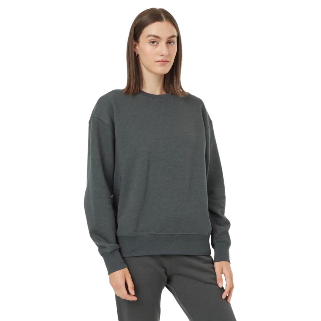 CHANDAIL À MANCHES LONGUES TENTREE TREEFLEECE RELAXED POUR FEMME couleur urban green du chandail vert/gris foncé porté par une femme vue de la tête aux cuisses de face