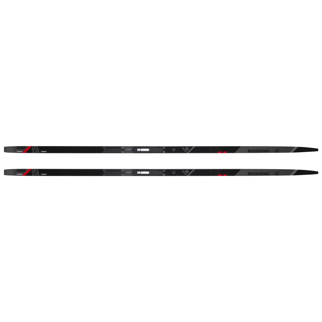 SKI DE FOND ROSSIGNOL DELTA COMP R-SKIN MEDIUM UNISEXe vu des skis de couleur gris, noir et rouge du dessous