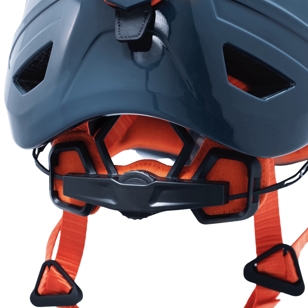 CASQUE DE SKI DE RANDONNÉE DYNAFIT TLT POUR ADULTE vu en gros plan sur l'ajustement arrière
