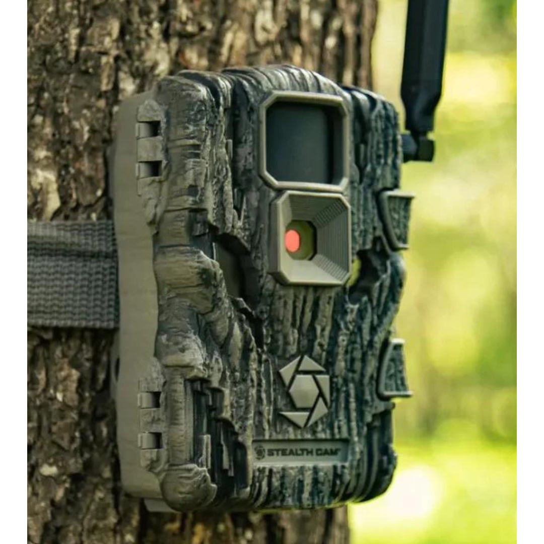CAMÉRA CELLULAIRE DE CHASSE STEALTH FUSION X 26MP vue de profil droit attachée à un arbre