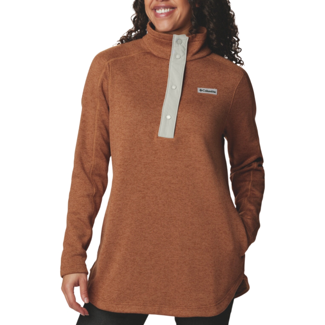 TUNIQUE EN LAINE POLAIRE COLUMBIA SWEATER WEATHER POUR FEMME DE COULEUR CAMEL BROWN VUE DE FACE. COL HAUT AVEC PATTE À BOUTONS ET BOUTONS GRIS-BEIGE. LOGO COLUMBIA SUR POITRINE GAUCHE. OURLET ARRONDI.