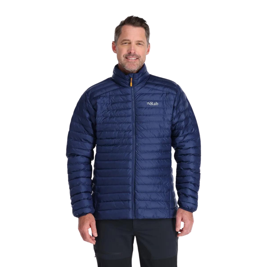 MANTEAU ISOLANT RAB CIRRUS POUR HOMME couleur deep ink vu du manteau bleu foncé porté par un homme vu de la tête aux cuisses de face