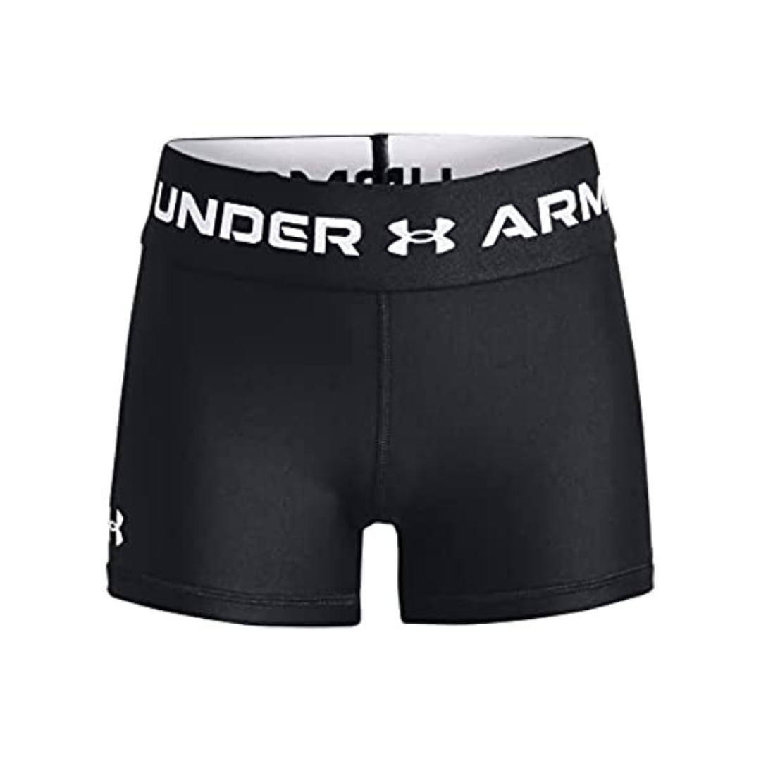 SHORT COUCHE DE BASE UNDER ARMOUR HEATGEAR ARMOUR POUR FILLE couleur 001-BLACK/WHITE vu de face large bande de taille élastique identifiée du nom et logo under armour en blanc sur la bande noire un logo imprimé en blanc est visible sur le bas de la cuisse droite le short est noir