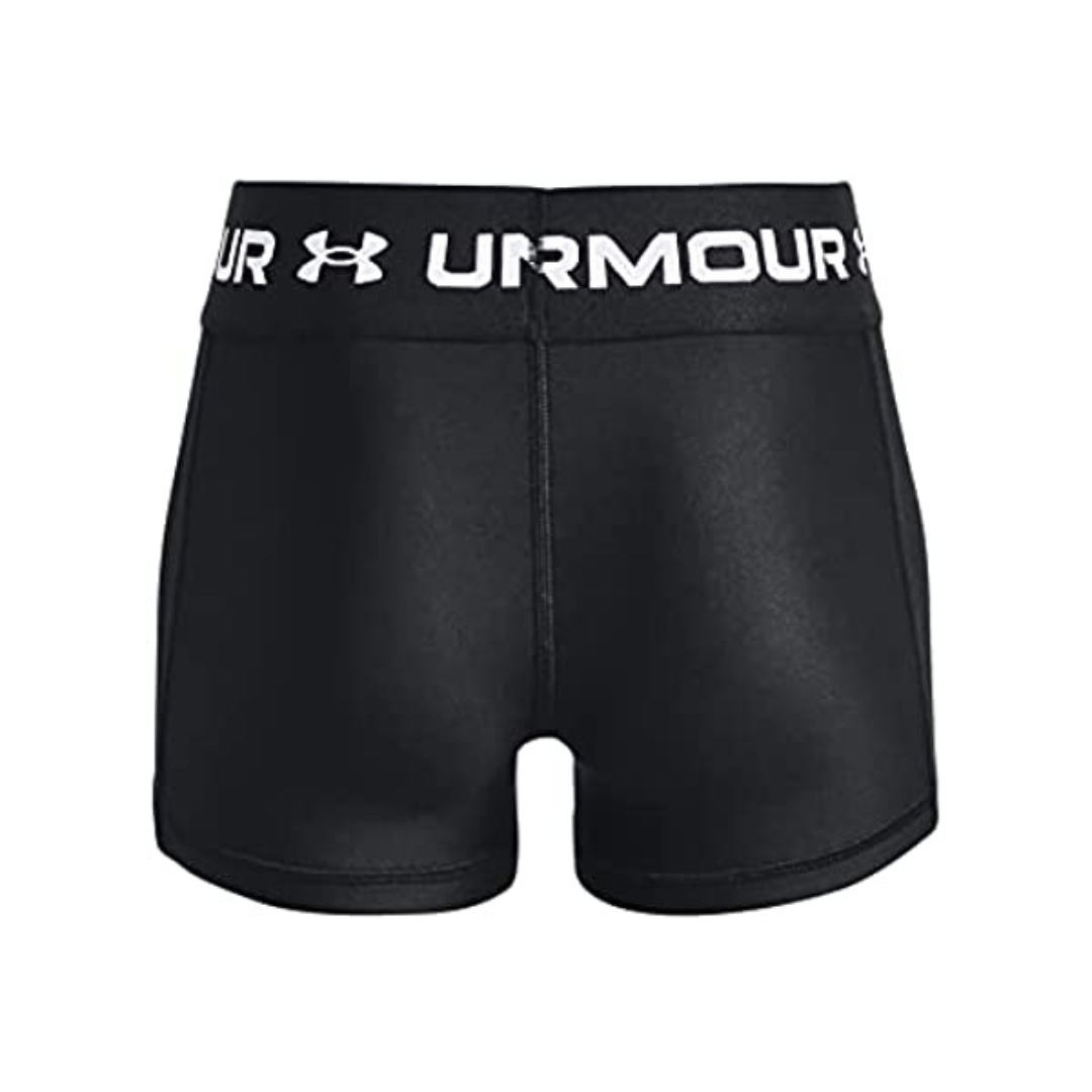 SHORT COUCHE DE BASE UNDER ARMOUR HEATGEAR ARMOUR POUR FILLE couleur 001-BLACK/WHITE vu de face large bande de taille élastique identifiée du nom et logo under armour en blanc sur la bande noire