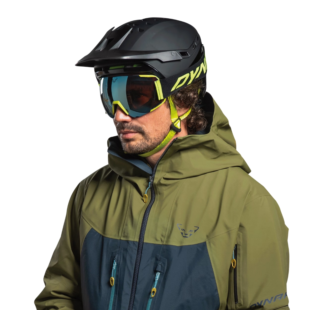 CASQUE DE SKI DE RANDONNÉE DYNAFIT TLT POUR ADULTE couleur 0912-BLACK OUT vu du casque noir et jaune fluo porté par un homme