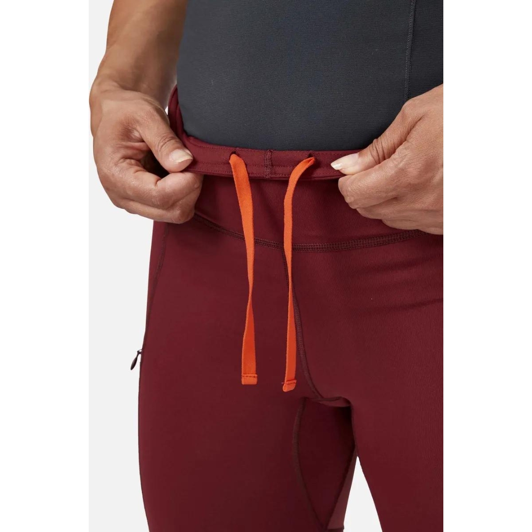LEGGING D'ENTRAINEMENT RAB HORIZON POUR FEMME couleur Deep Heather porté par une femme qui montre le cordon de serrage à l'intérieur de la taille avant