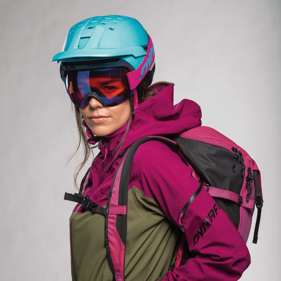 CASQUE DE SKI DE RANDONNÉE DYNAFIT TLT POUR ADULTE porté par une femme