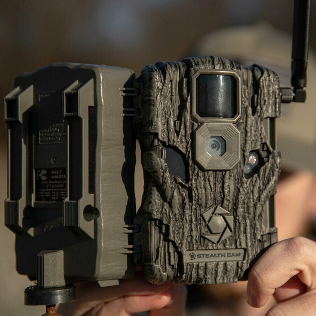 CAMÉRA CELLULAIRE DE CHASSE STEALTH FUSION X 26MP vue tenue par une personne ouverte on voit les deux côtés externes du boitier
