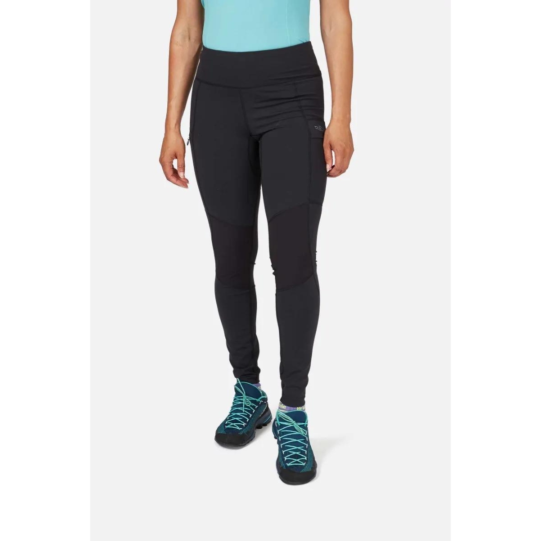 LEGGING D'ENTRAINEMENT RAB HORIZON POUR FEMME couleur black porté par une femme vue de face de la taille aux pieds logo et nom rab visible sur la poche de cuisse gauche