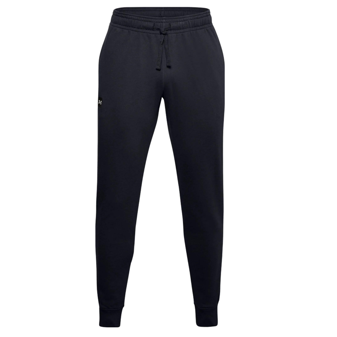 PANTALON JOGGER UNDER ARMOUR UA RIVAL FLEECE POUR HOMME COULEUR 001-BLACK/ONYX WHITE PORTÉ VU DE FACE CORDON DE SERRAGE SUR LA TAILLE ÉLASTIQUE VISIBLE ET LE LOGO CUISSE DROITE