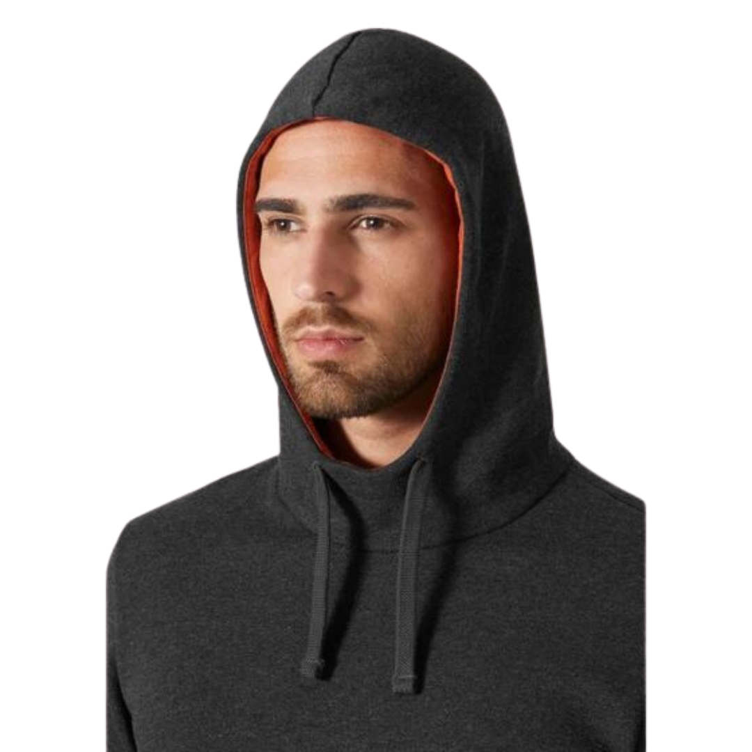 CHANDAIL DE TRAVAIL À CAPUCHON HELLY HANSEN WORKWEAR CLASSIC LOGO POUR HOMME couleur black melange vu du chandail noir chiné à détails orange porté par un homme vu en gros plan sur la tête avec le capuchon