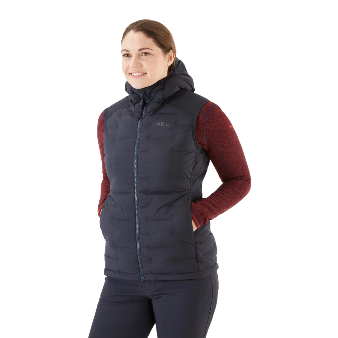 VESTE SANS MANCHES ISOLÉE EN DUVET RAB CUBIT STRETCH POUR FEMME couleur ebony vue de la veste matelassée de couleur noire portée par une femme vue de la tête aux cuisses de face