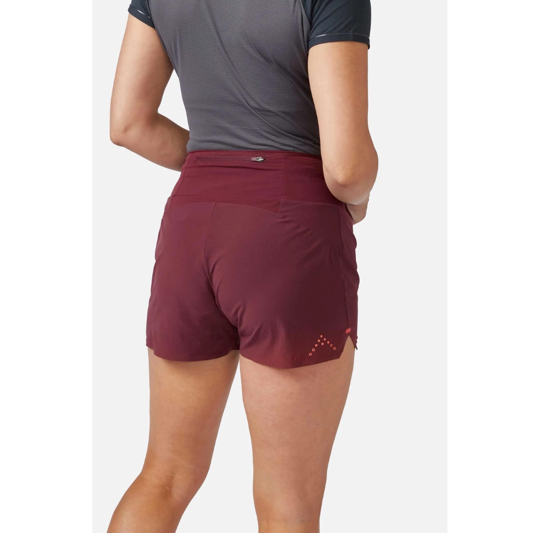 SHORT D'ENTRAINEMENT RAB TALUS TRAIL LIGHT 5'' POUR FEMME porté par une femme vue de dos fermeture éclair de la poche de taille visible au haut du short