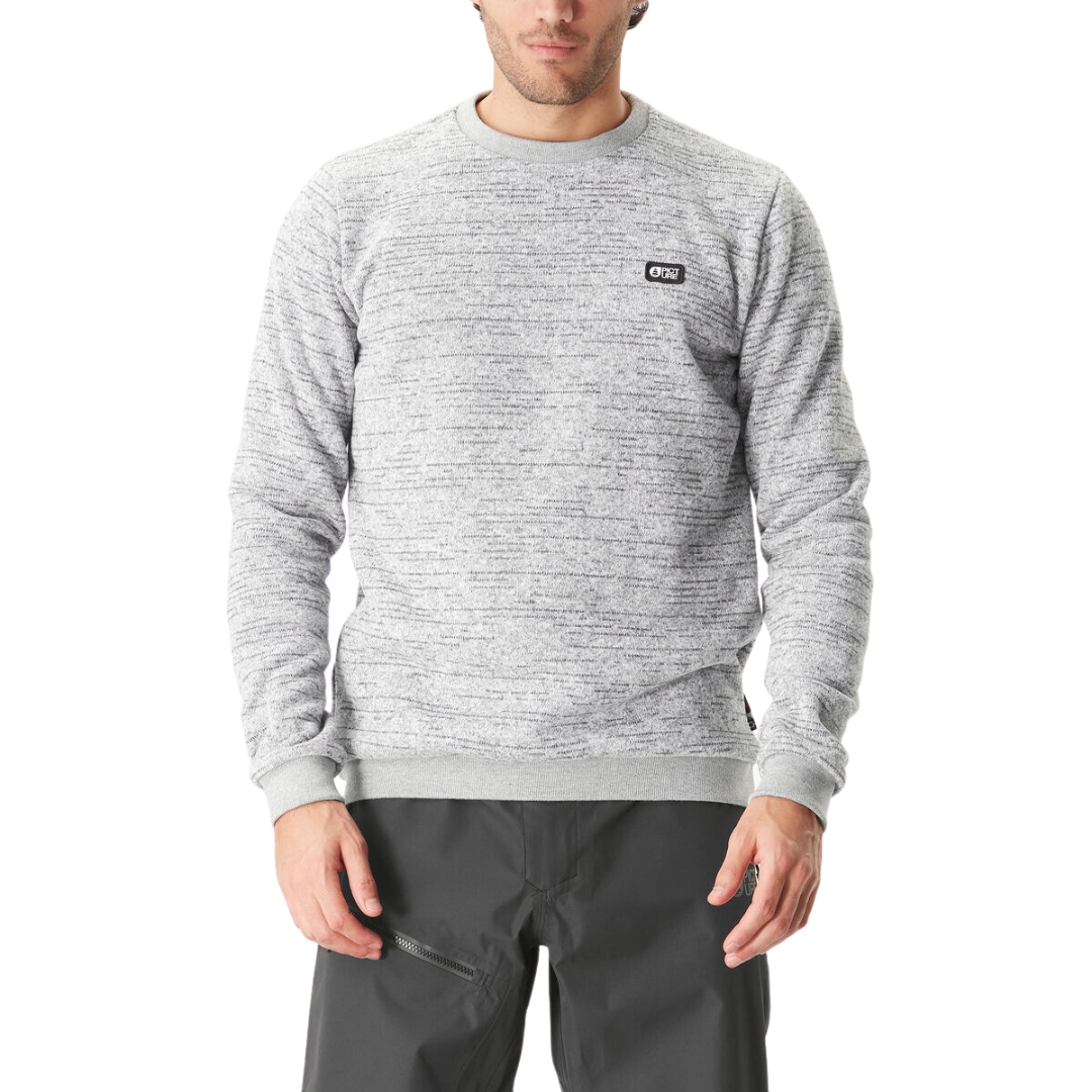 CHANDAIL À MANCHES LONGUES PICTURE TOFU POUR HOMME COULEUR GREY MELANGE VU DU CHANDAIL GRIS PALE CHINÉ PORTÉ PAR UN HOMME VU EN GROS PLAN SUR LE DEVANT DU CHANDAIL