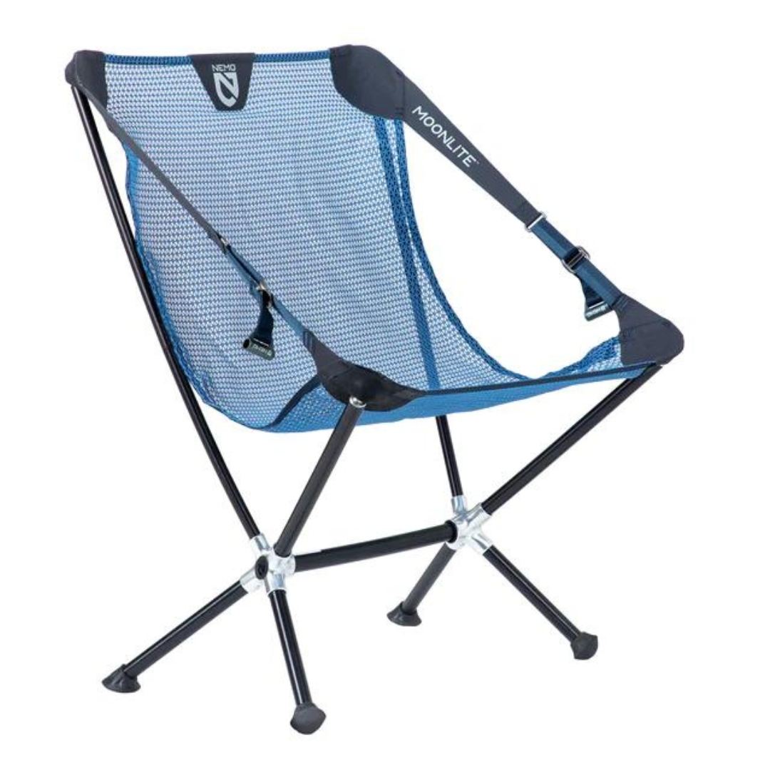 CHAISE PLIANTE DE CAMPING NEMO EQUIPMENT MOONLITE couleur blue horizon vue de la chaise bleue et grise de profil avant droit