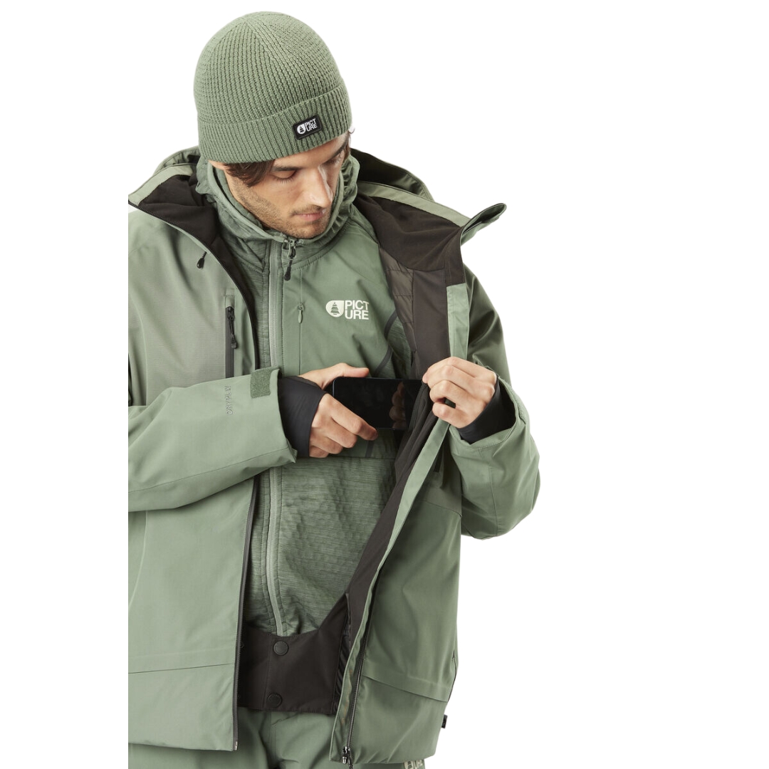 MANTEAU DE SKI PICTURE GOODS POUR HOMME couleur LAUREL WREATH vu du manteau vert tendre porté par un homme qui montre la poche intterne