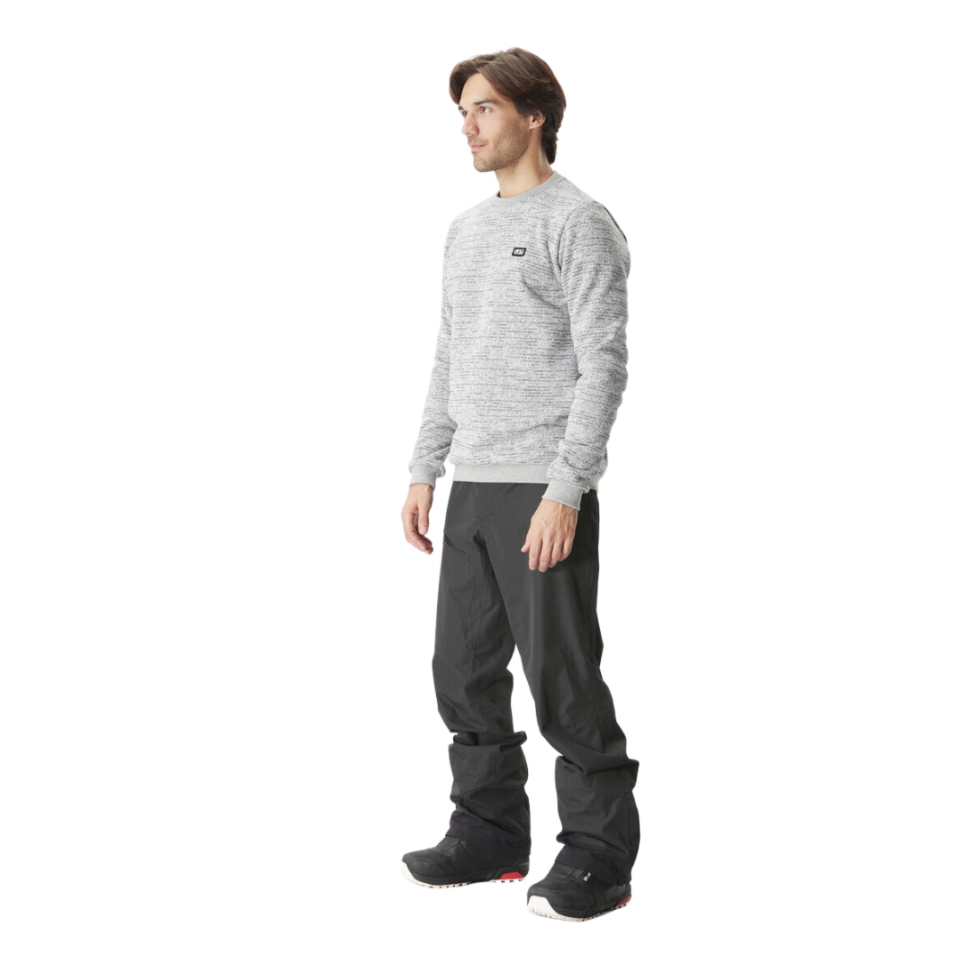 CHANDAIL À MANCHES LONGUES PICTURE TOFU POUR HOMME COULEUR GREY MELANGE VU DU CHANDAIL GRIS PALE CHINÉ PORTÉ PAR UN HOMME VU DE LA TÊTE AUX PIEDS DE PROFIL AVANT GAUCHE