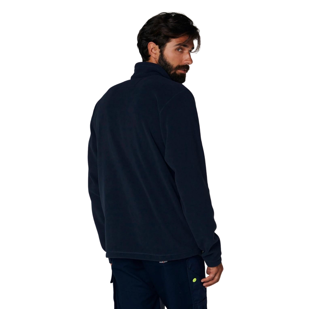 VESTE EN LAINE POLAIRE HELLY HANSEN WORKWEAR OXFORD POUR HOMME couleur navy vue de la veste bleu marine à manches longues portée par un homme vu de la tête aux cuisses de dos