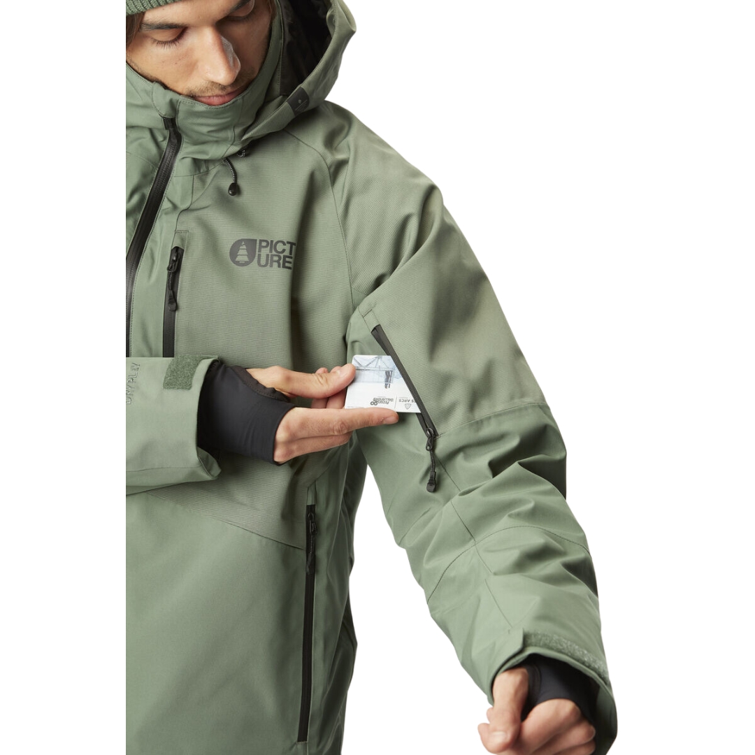 MANTEAU DE SKI PICTURE GOODS POUR HOMME couleur LAUREL WREATH vu du manteau vert tendre porté par un homme en gros plan sur la poche de manche