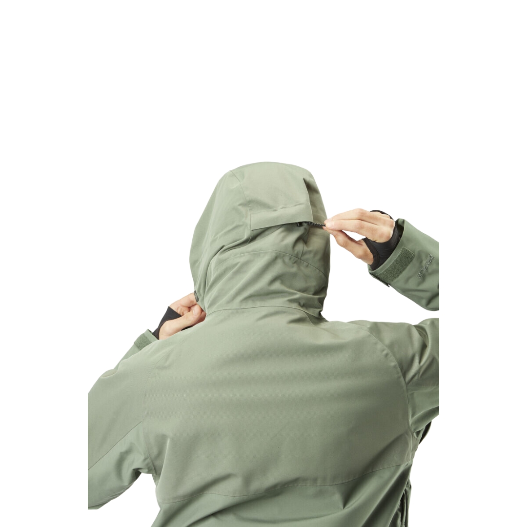 MANTEAU DE SKI PICTURE GOODS POUR HOMME couleur LAUREL WREATH vu du manteau vert tendre porté par un homme en gros plan sur l'ajustement du capuchon arrière