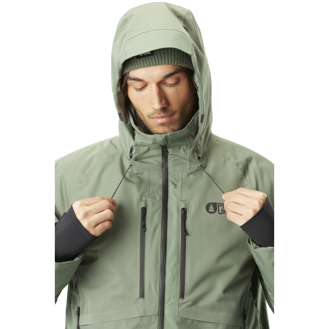 MANTEAU DE SKI PICTURE GOODS POUR HOMME couleur LAUREL WREATH vu du manteau vert tendre porté par un homme en gros plan sur le haut du manteau