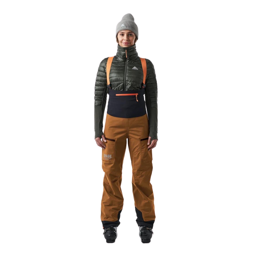 SALOPETTE COQUILLE DE SKI ALPIN ORAGE MTN-X CLIFF POUR FEMME couleur Y193-AMBER vu de la salopette couleur brune/beige portée par une femme vue de la tête aux pieds de face