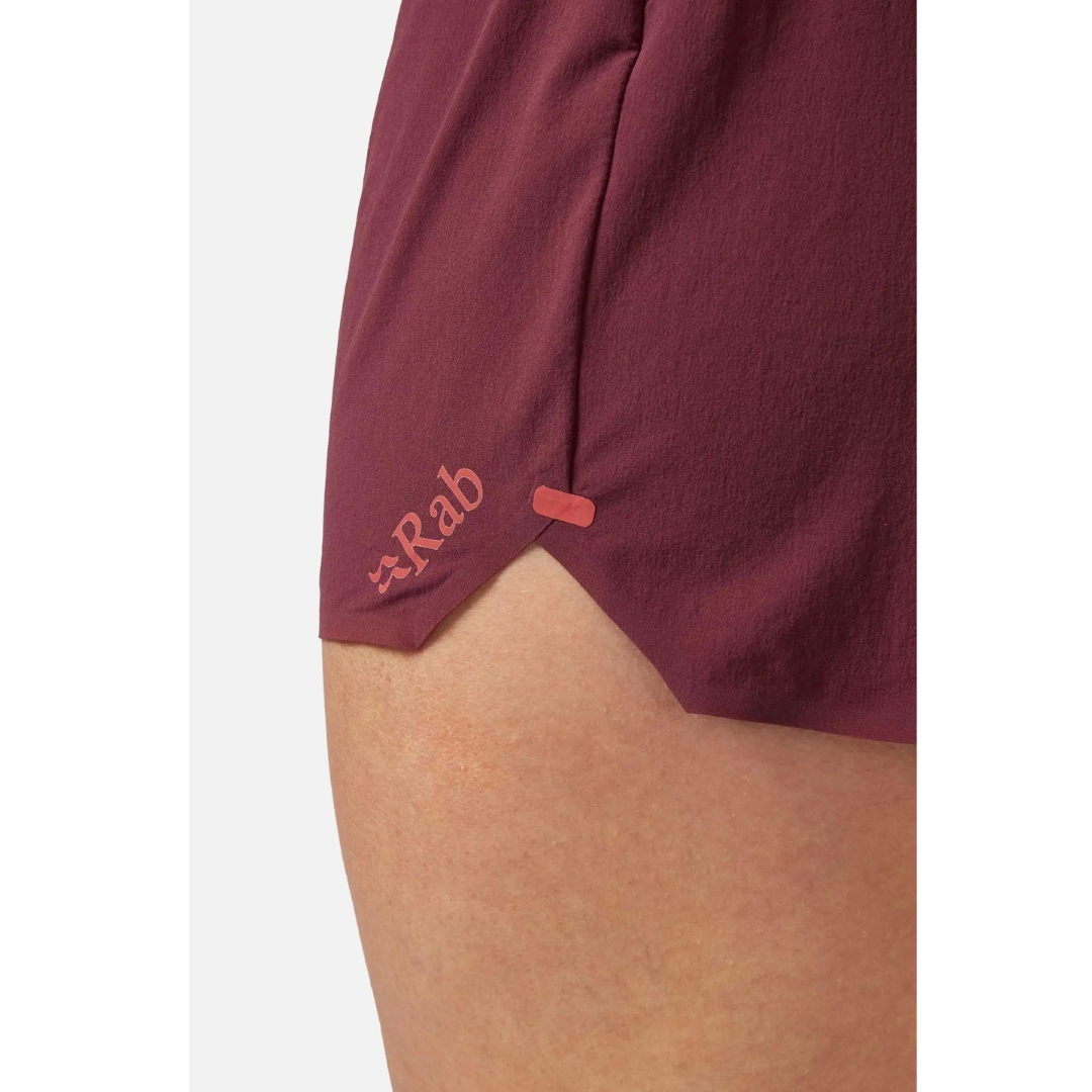 SHORT D'ENTRAINEMENT RAB TALUS TRAIL LIGHT 5'' POUR FEMME gros plan sur le bas du short le nom et logo rab y sont imprimés
