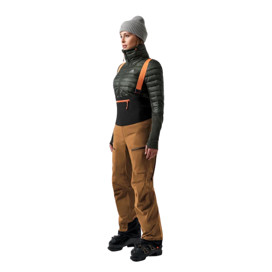 SALOPETTE COQUILLE DE SKI ALPIN ORAGE MTN-X CLIFF POUR FEMME couleur Y193-AMBER vu de la salopette couleur brune/beige portée par une femme vue de la tête aux pieds de profil avant gauche