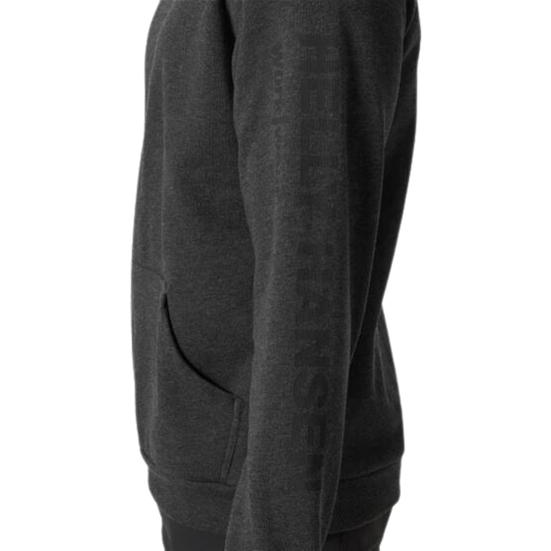 CHANDAIL DE TRAVAIL À CAPUCHON HELLY HANSEN WORKWEAR CLASSIC LOGO POUR HOMME couleur black melange vu du chandail noir chiné à détails orange porté par un homme vu en gros plan sur le logo ton sur ton à la manche gauche