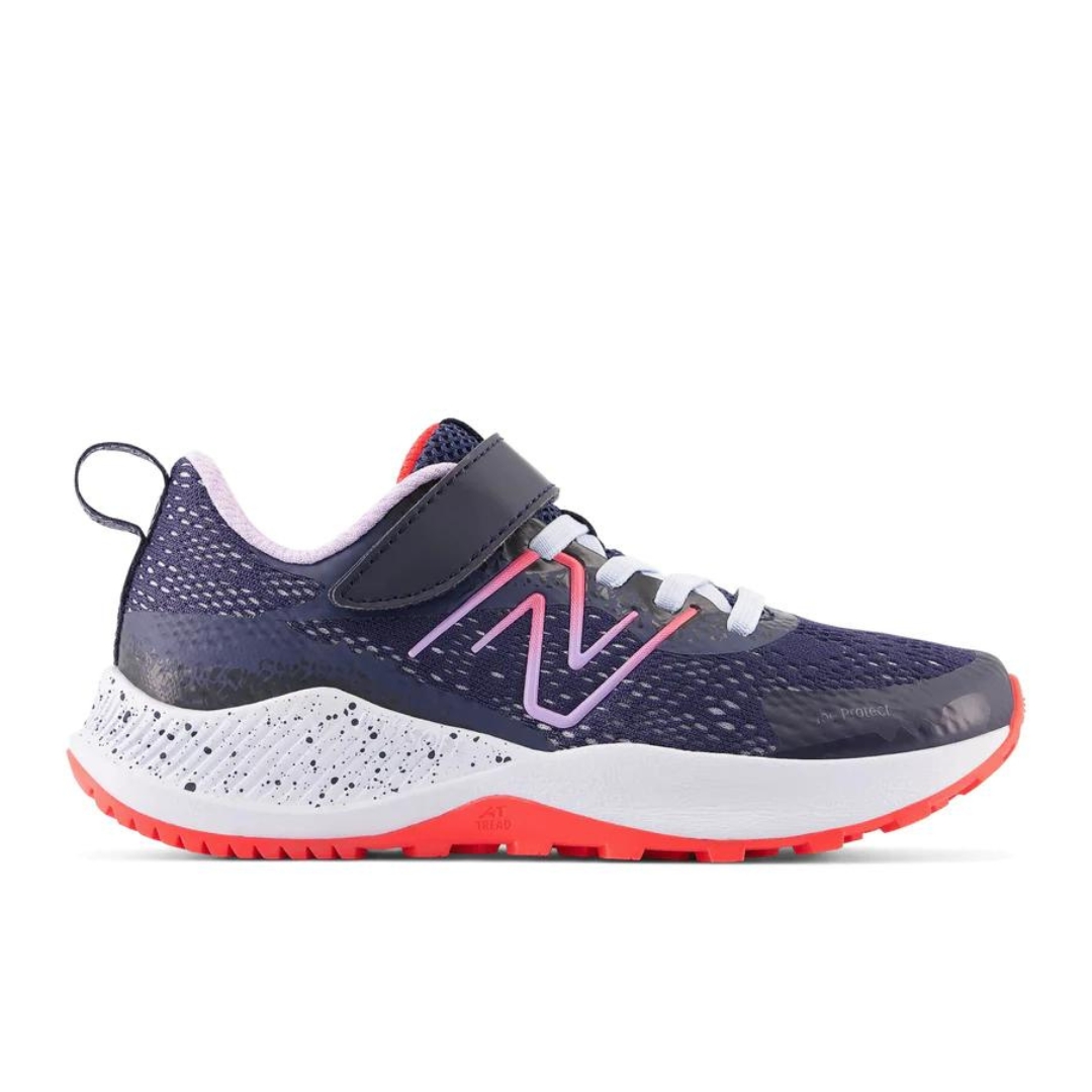 CHAUSSURE DE SPORT NEW BALANCE NITREL V5 POUR ENFANT couleur MARINE/MAUVE/CORAIL vu de la chaussure mauve, blanche et orangé de profil droit