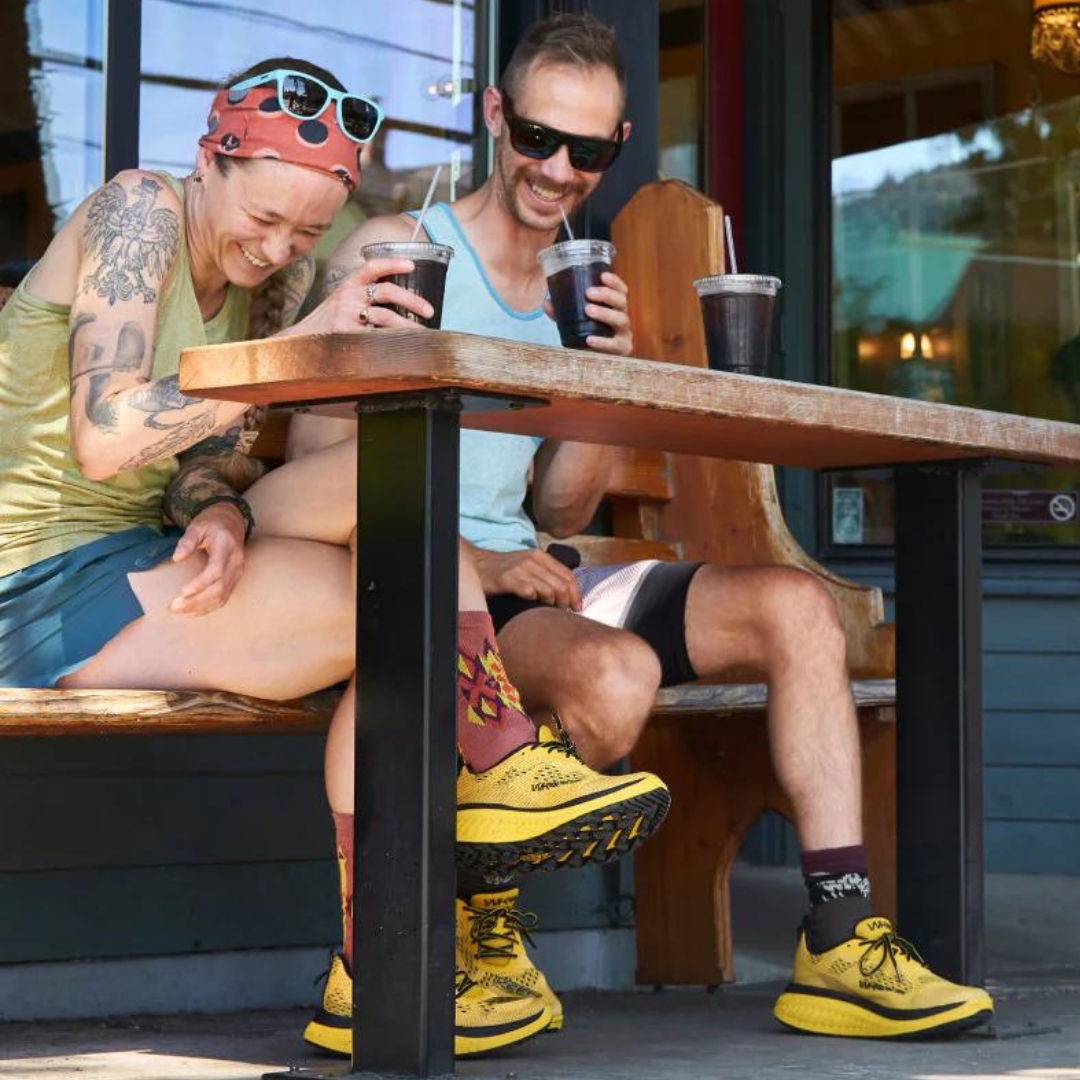 CHAUSSURE DE MARCHE KEEN WK400 PORTÉES PAR UN HOMME ET UNE FEMME AU CAFÉ