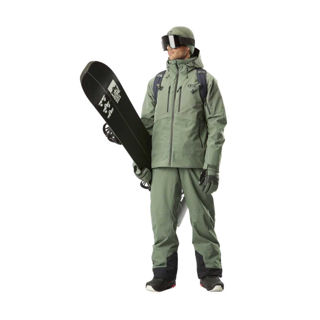 MANTEAU DE SKI PICTURE GOODS POUR HOMME couleur LAUREL WREATH vu du manteau vert tendre porté par un homme vu de la tête aux pieds de face avec un slpitboard dans les mains