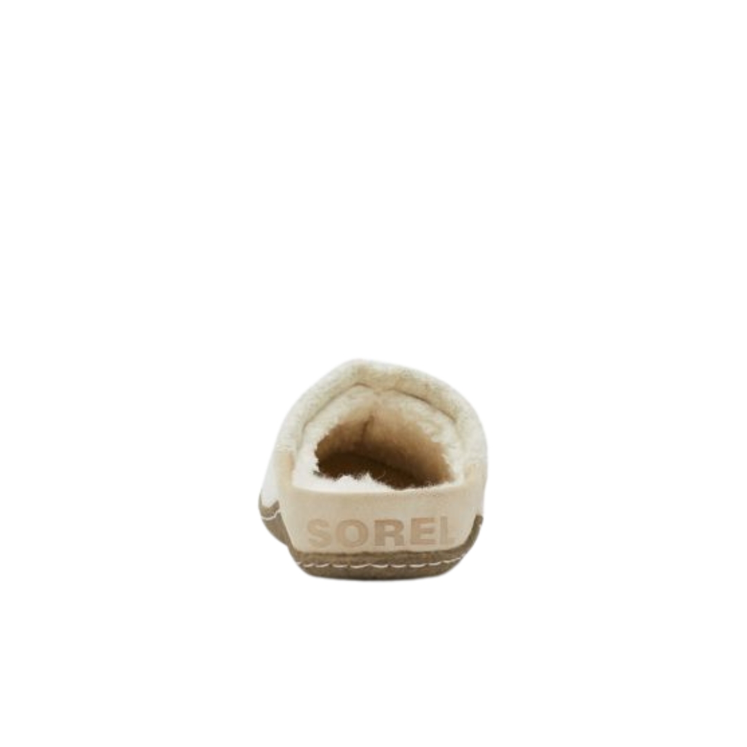 PANTOUFLE SOREL NAKISKA SCUFF POUR FEMME couleur 271-ANCIENT FOSSIL/GUM2 vue de la pantoufle blanc cassé a semelle brune de dos