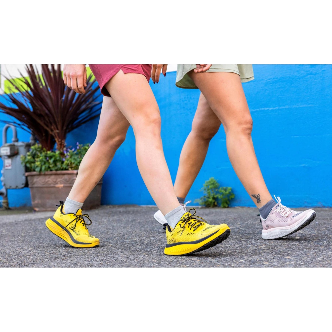 CHAUSSURE DE MARCHE KEEN WK400 POUR FEMME PORTÉS PAR DES FEMMES QUI MARCHENT