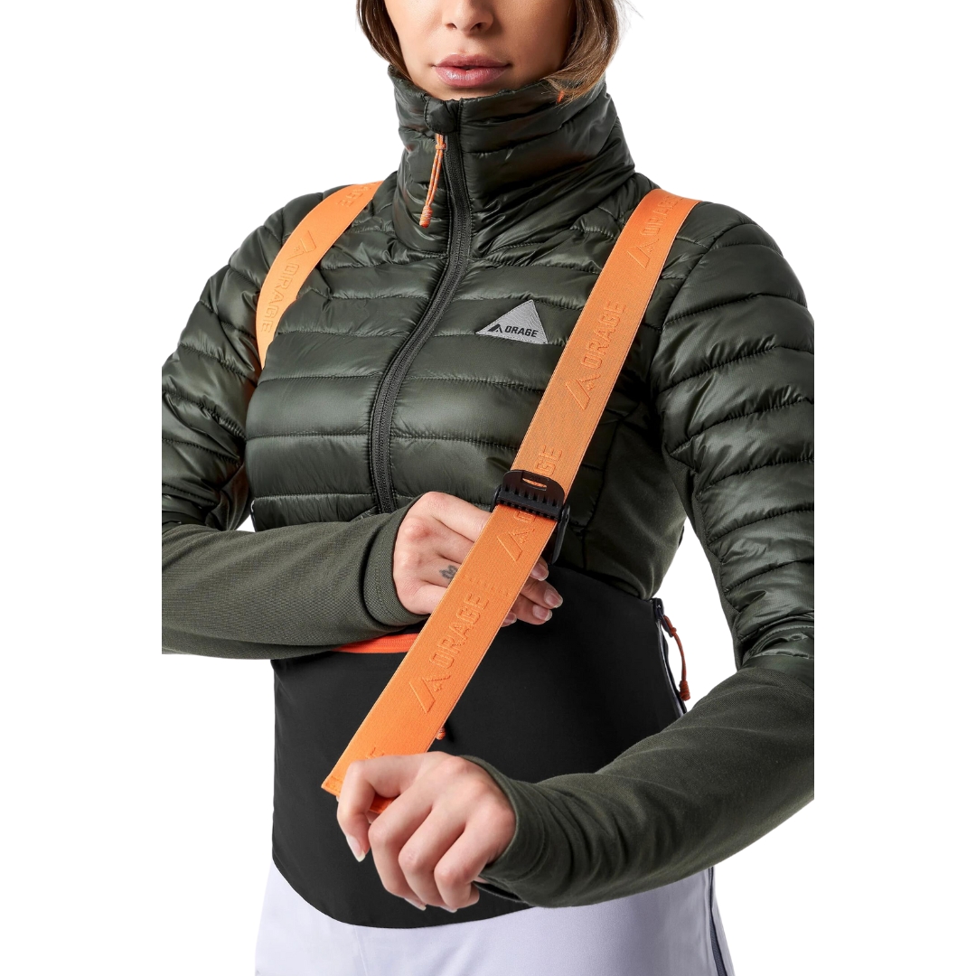 SALOPETTE COQUILLE DE SKI ALPIN ORAGE MTN-X CLIFF POUR FEMME porté par une femme qui montre l'ajustement de la bretelle