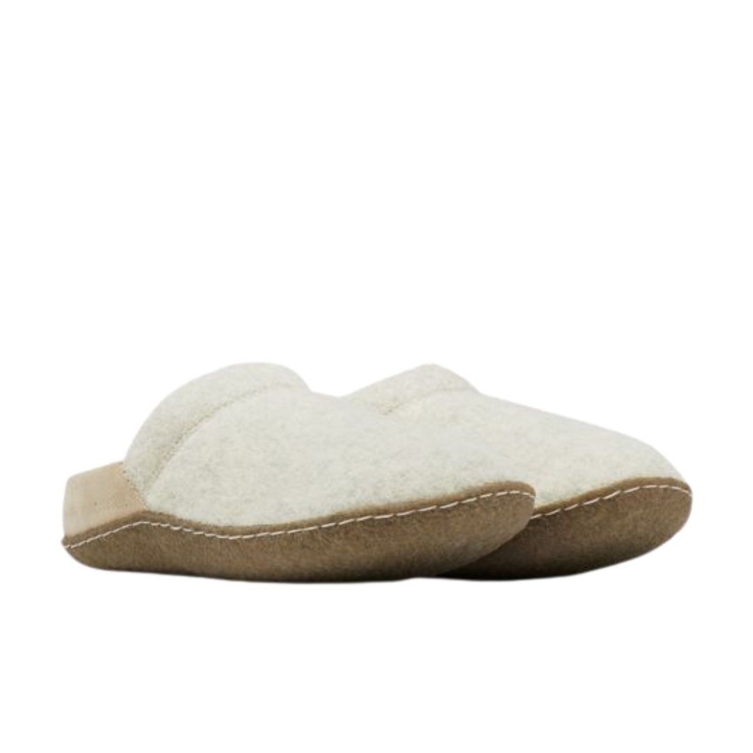 PANTOUFLE SOREL NAKISKA SCUFF POUR FEMME couleur 271-ANCIENT FOSSIL/GUM2 vue des pantoufles blanc cassé a semelle brune de profil avant droit