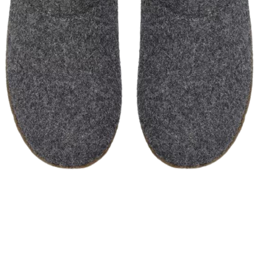 PANTOUFLE SOREL NAKISKA SCUFF POUR FEMME couleur 010-BLACK/NATURAL vue de la pantoufle grise foncé, grise pale et la semelle brune en gros plan sur le bout des deux pantoufles du dessus