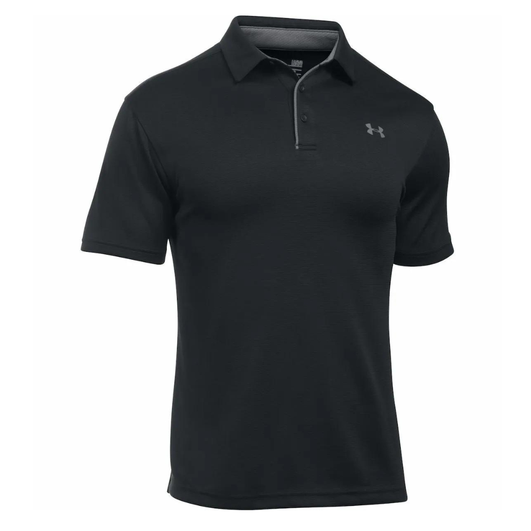 POLO À MANCHES COURTES UNDER ARMOUR UA TECH POUR HOMME couleur 001-BLACK/GRAPHITE/GRAPHITE vu de devant logo under armour en gris foncé sur le chandail noir, batte à 3 boutons visible sur le col chemise