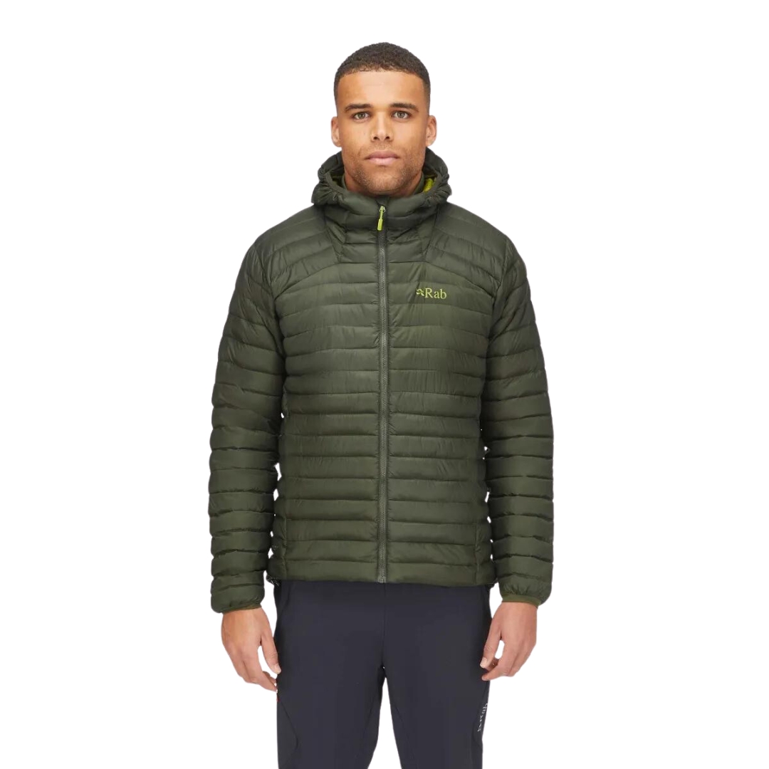 MANTEAU ISOLÉ RAB CIRRUS ALPINE POUR HOMME couleur army vu du manteau couleur vert olive porté par un homme de la tête aux cuisses de face