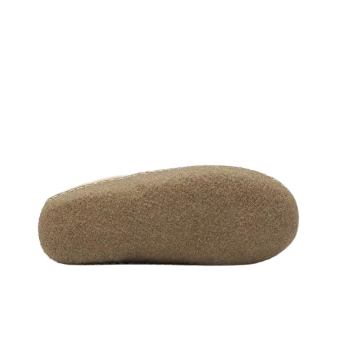 PANTOUFLE SOREL NAKISKA SCUFF POUR FEMME couleur 271-ANCIENT FOSSIL/GUM2 vue de la pantoufle blanc cassé a semelle brune vue sur la semelle d'usure