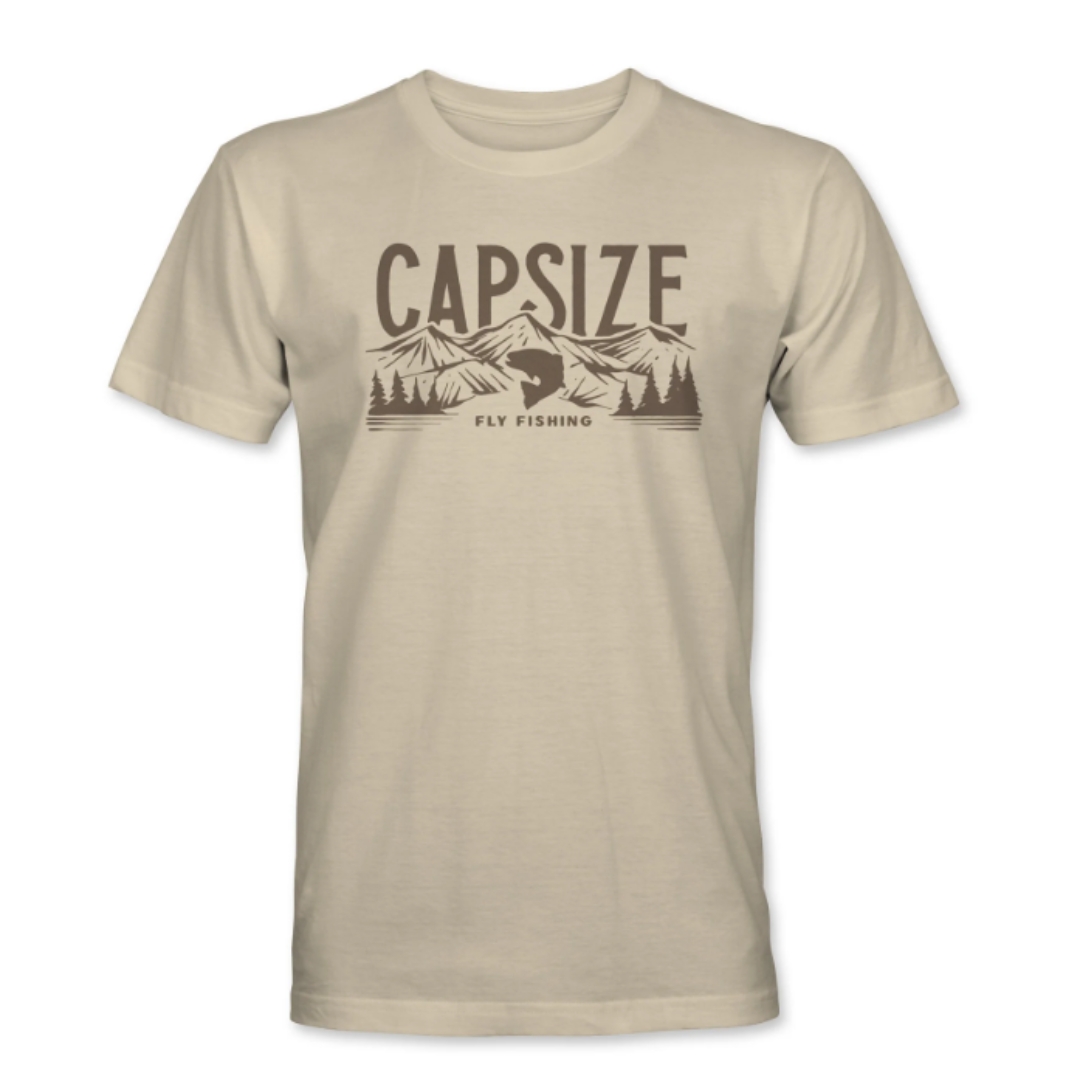 Le T-shirt CAPSIZE FLY CO. pêche à la mouche CHIC-CHOCS est une nouveauté dans la collection été / automne 2023, le t-shirt CHIC-CHOCS présente la chaîne de montagne avec un saumon centré avec la classique écriture CAPSIZE. Ce t-shirt sera plaire à tous avec sa coupe unisexe et moderne. Fait d'un matériel de 100% coton. Un t-shirt beige pâle au look classique.